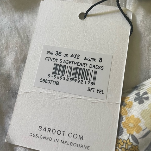 Cindy Sweetheart Dress in Soft Yellow Floral
Bardot 💛 - Picture 7 of 8